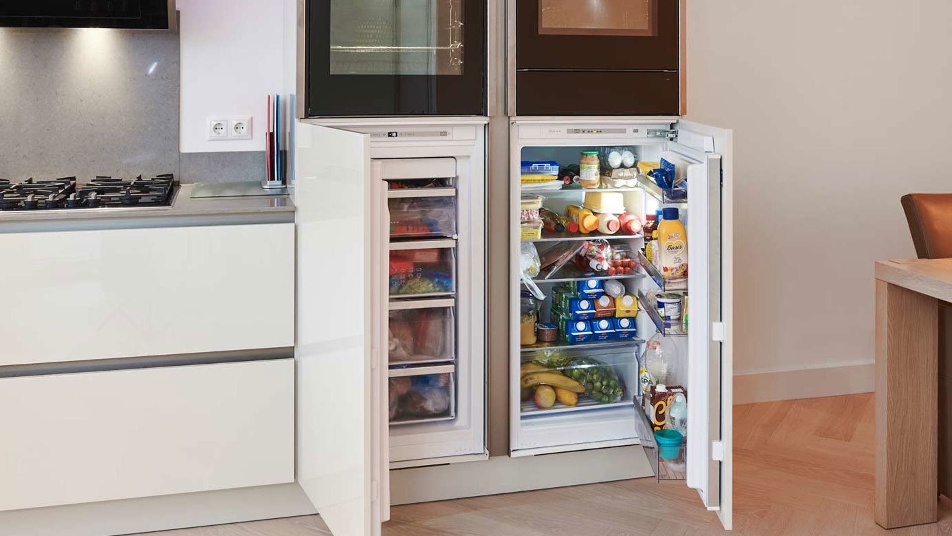 Moderne vriezer en koelkast