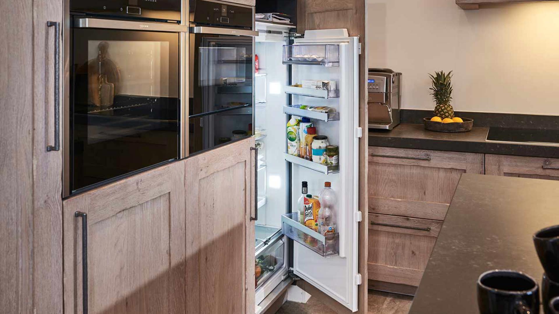 Moderne hoge koelkast