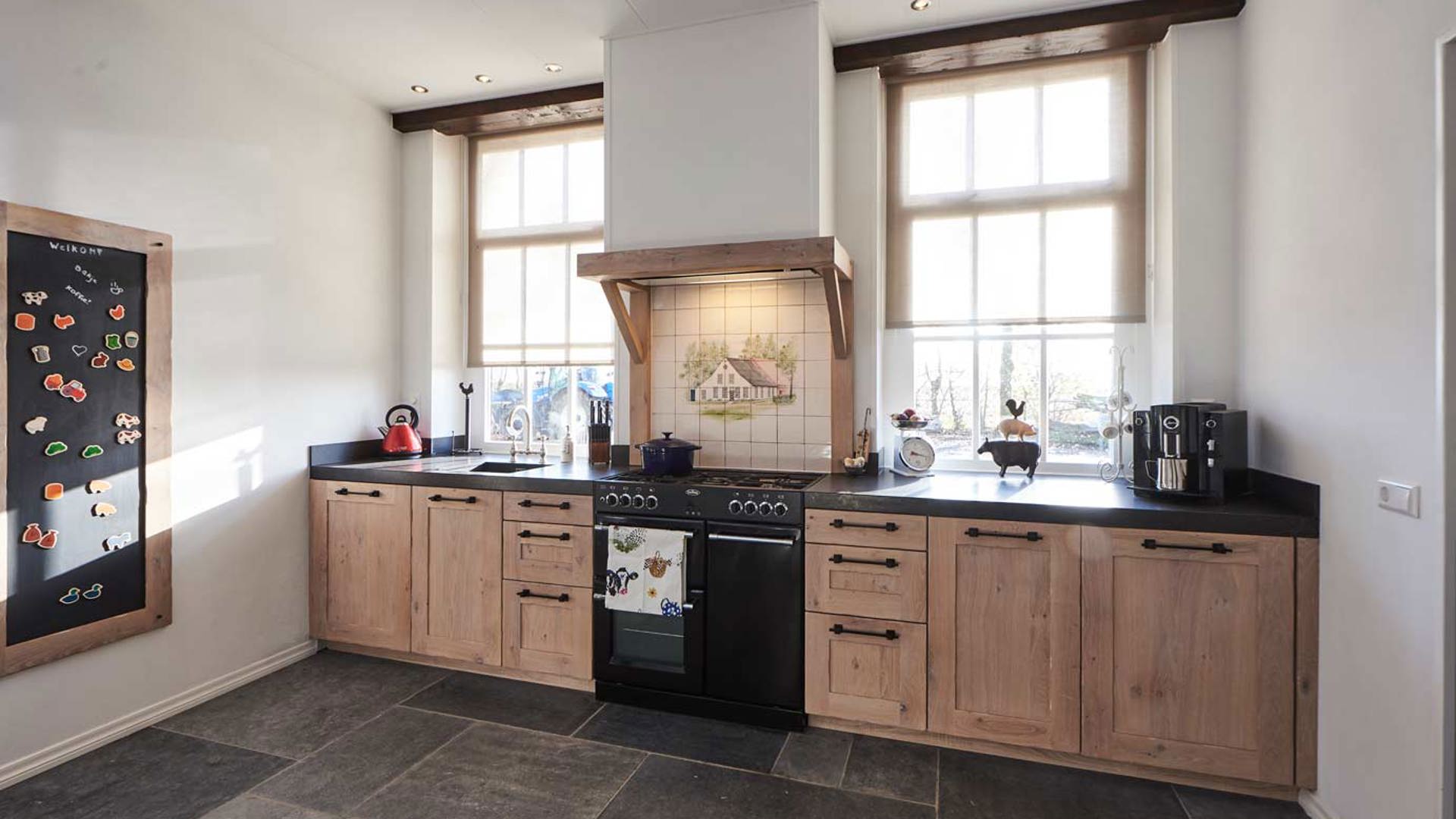 Gasfornuis met schouw in houten keuken