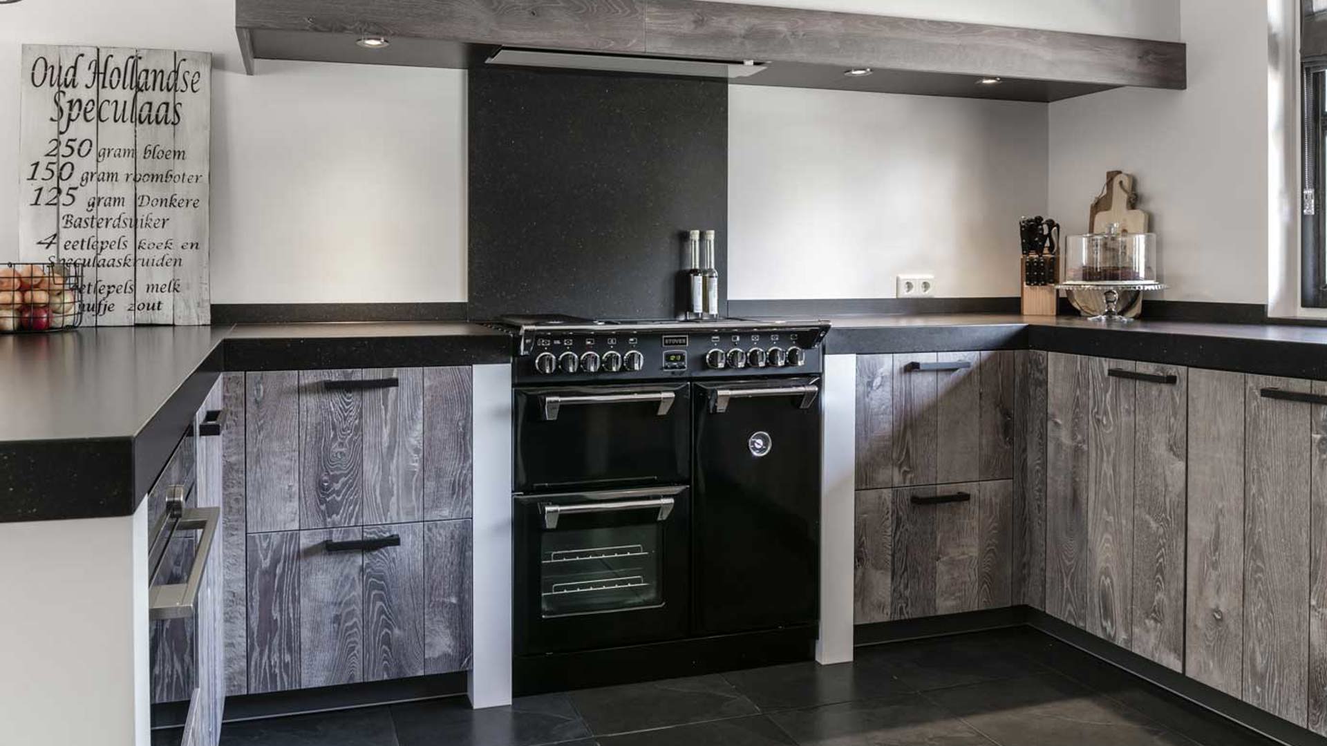 Zwart fornuis in houten keuken