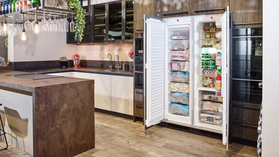 Hoge koelkast en vriezer