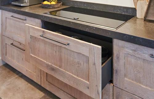 Massief houten keuken, brede lades
