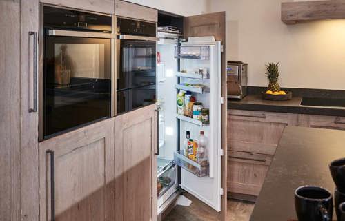 Massief houten keuken, grote koelkast