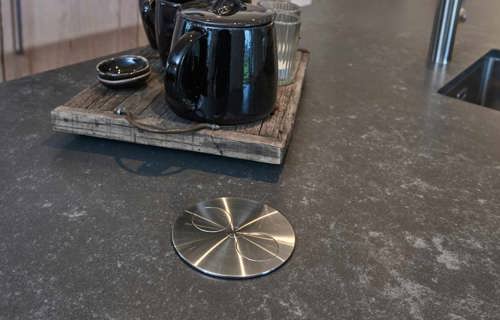 Massief houten keuken, stopcontact in werkblad