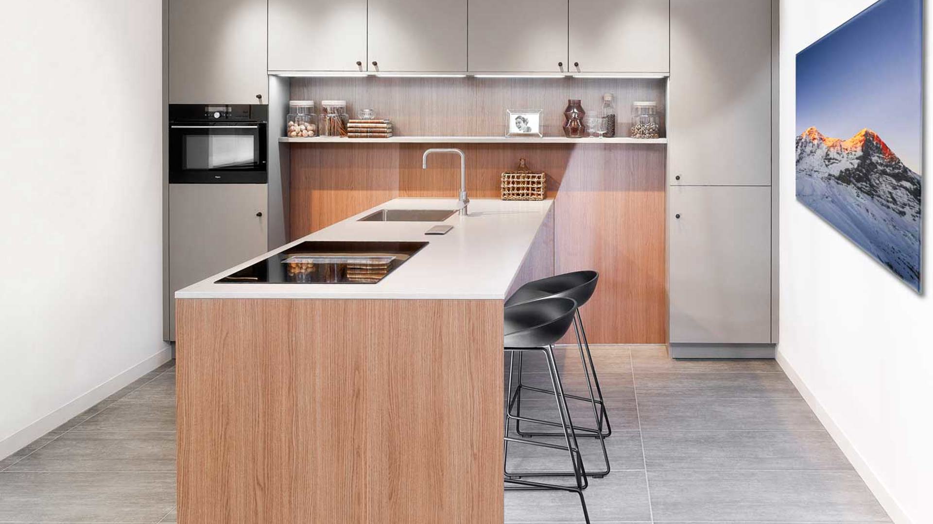 Strakke moderne keuken met kookeiland en bar