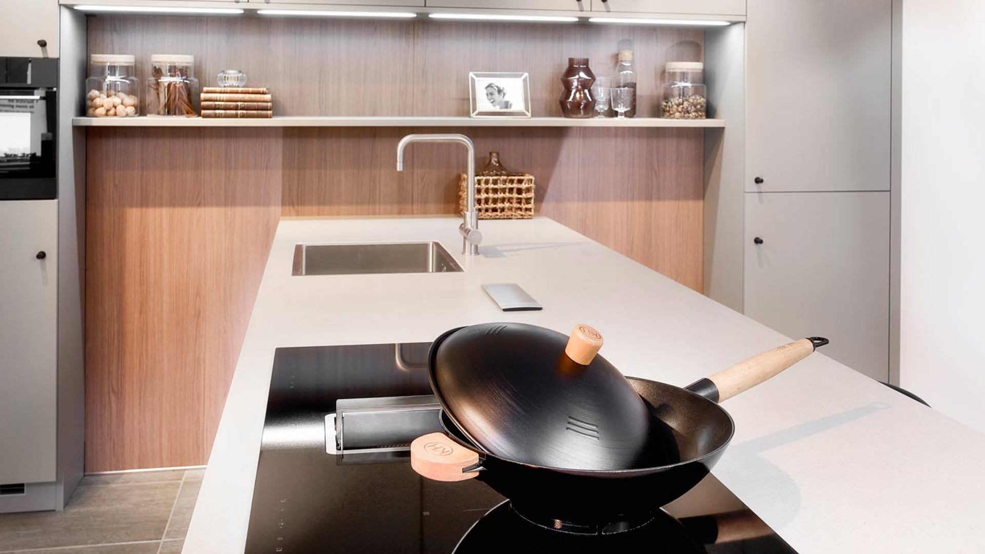 Deze strakke moderne keuken heeft een Pelgrim inductiekookplaat met afzuiging 