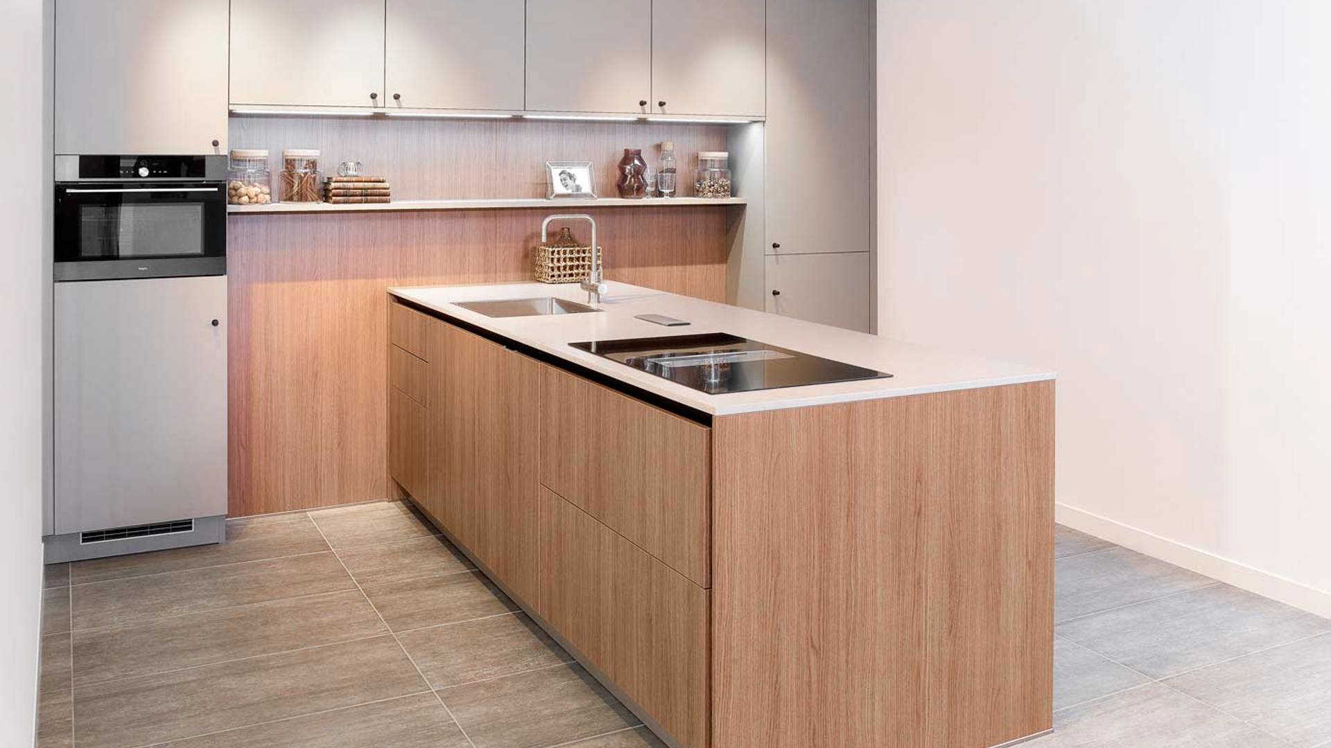 Deze strakke moderne keuken beschikt over veel lades voor opbergruimte