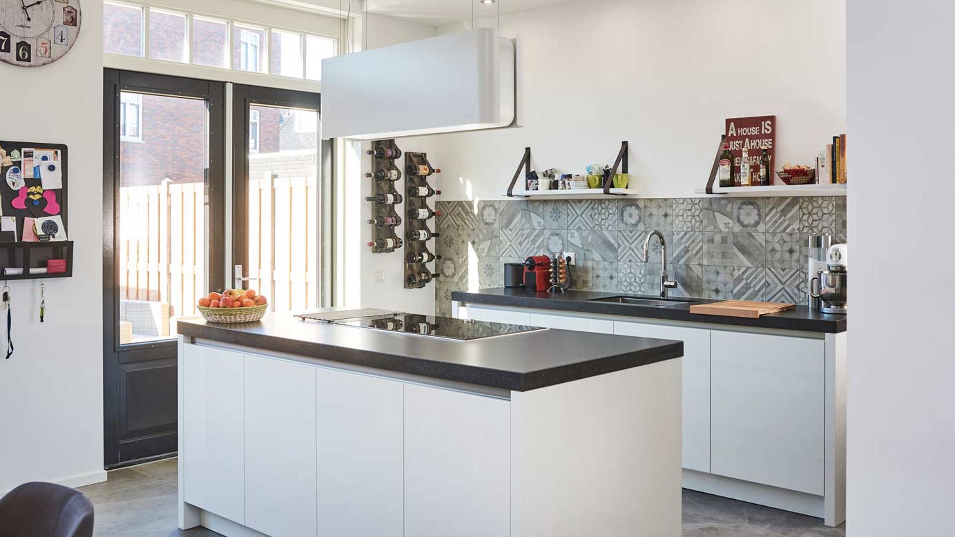 Moderne keuken met eiland, patchwork tegels