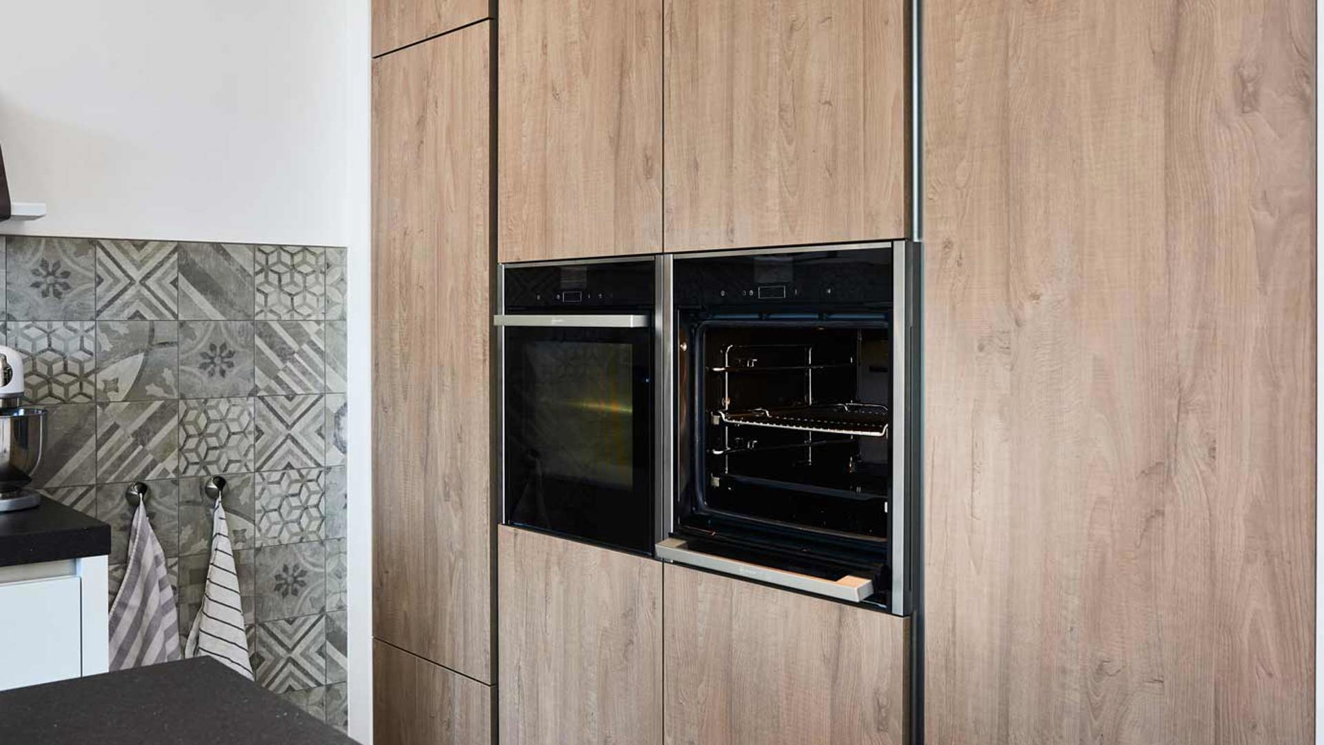  Moderne keuken met eiland, oven met slider deur