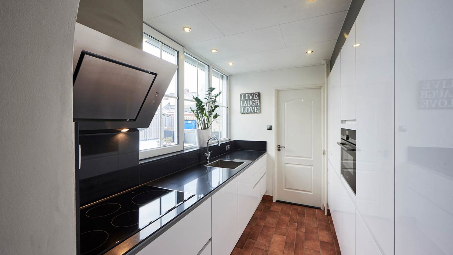 Parallelle keuken Zeeland in hoogglans wit
