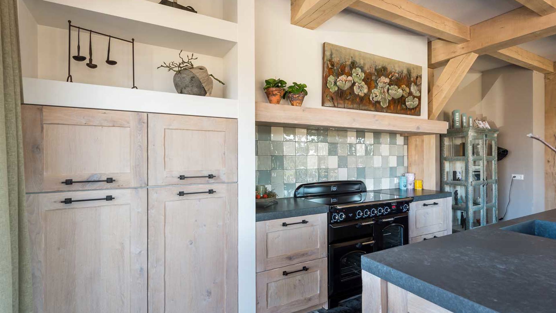 Landelijke keuken op maat gemaakt, met eiland en kastenwand