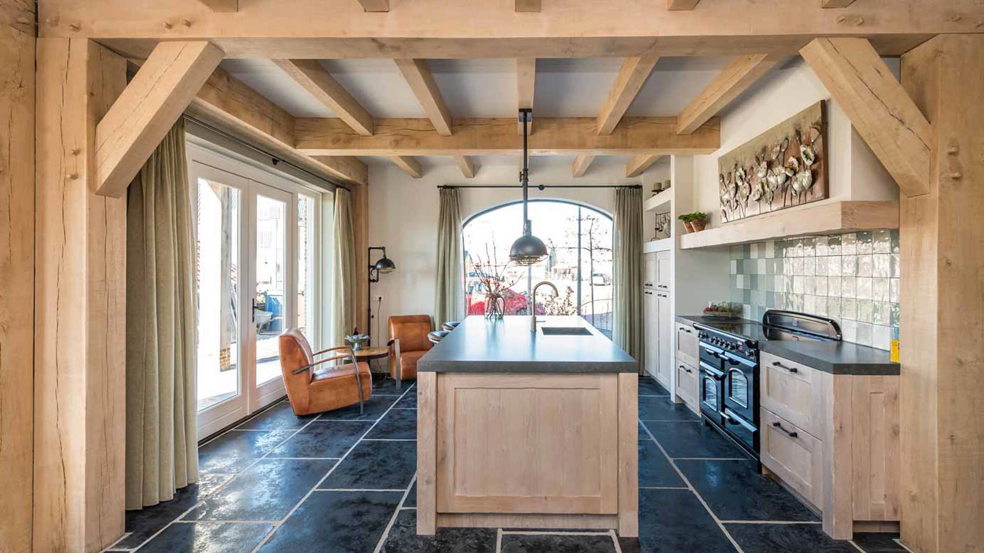 Landelijke keuken op maat Zuid-Holland, met eiland en houten balken