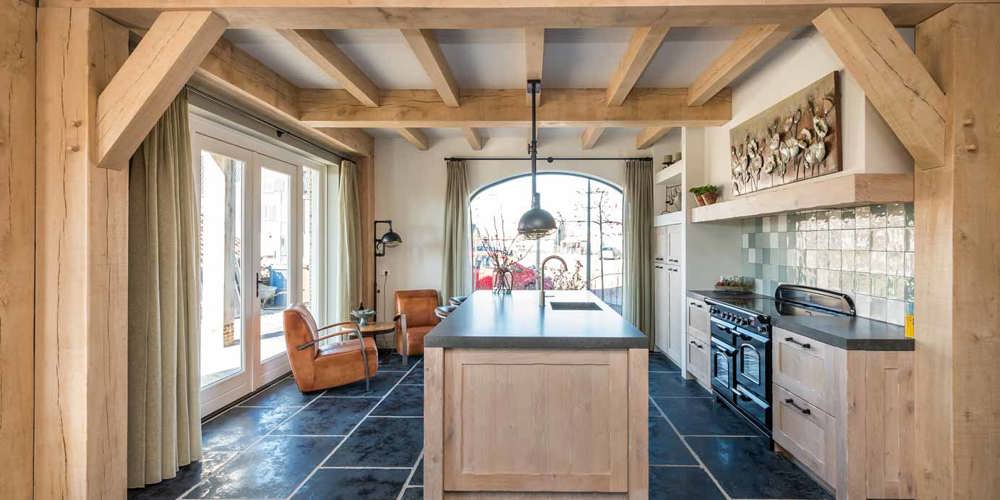 0 - Landelijke keuken op maat Zuid-Holland, met eiland en houten balken