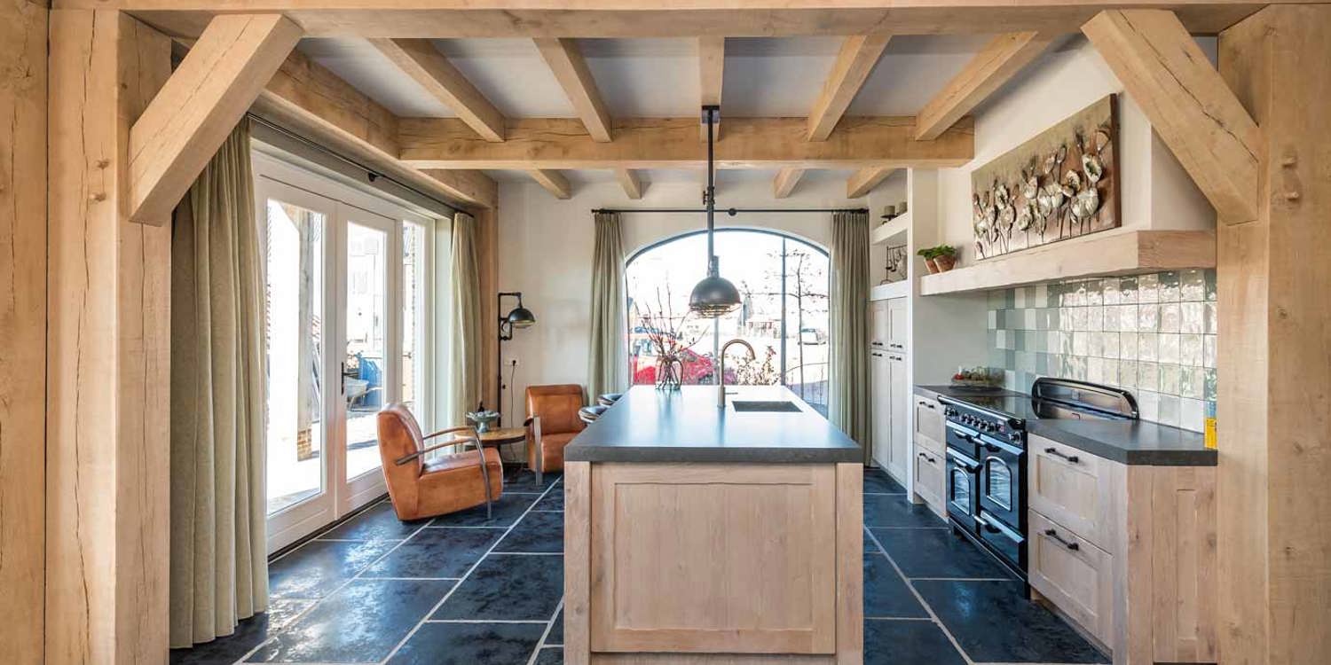 0 - Landelijke keuken op maat Zuid-Holland, met eiland en houten balken