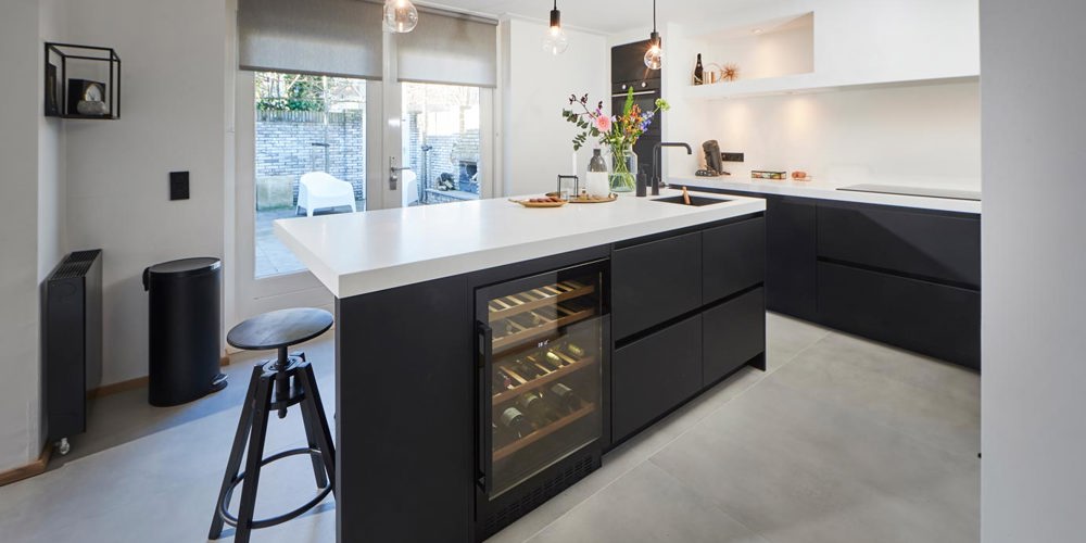 1 - Mat zwarte keuken Beverwijk, met eiland en bar