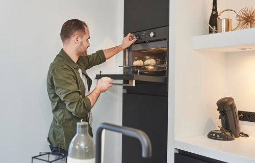 Greeploze mat zwarte keuken Beverwijk, met oven op ooghoogte