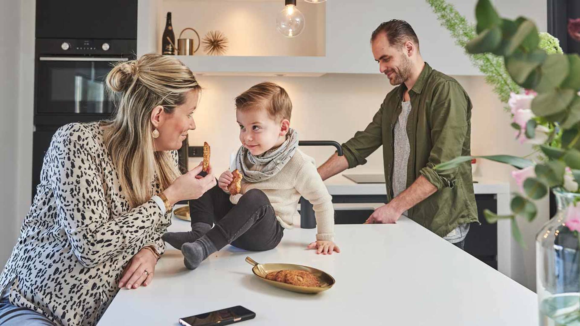 Binnenkijker Beverwijk bij zwart witte keuken