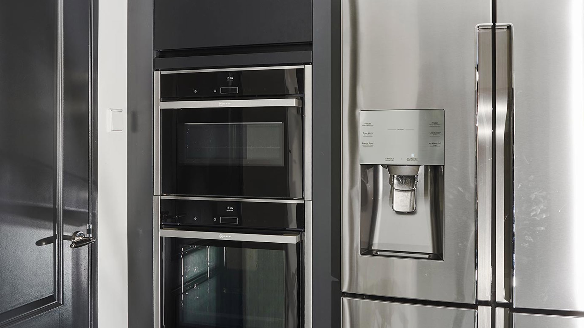 Mat zwarte keuken met apparatuur