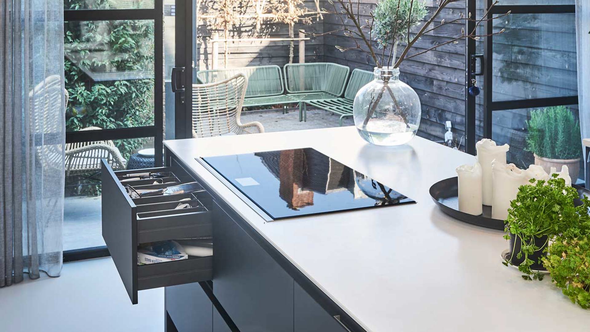 Zwart witte keuken Amstelveen, met ruime lades