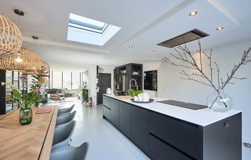 Greeploos zwart witte keuken met eiland Amstelveen