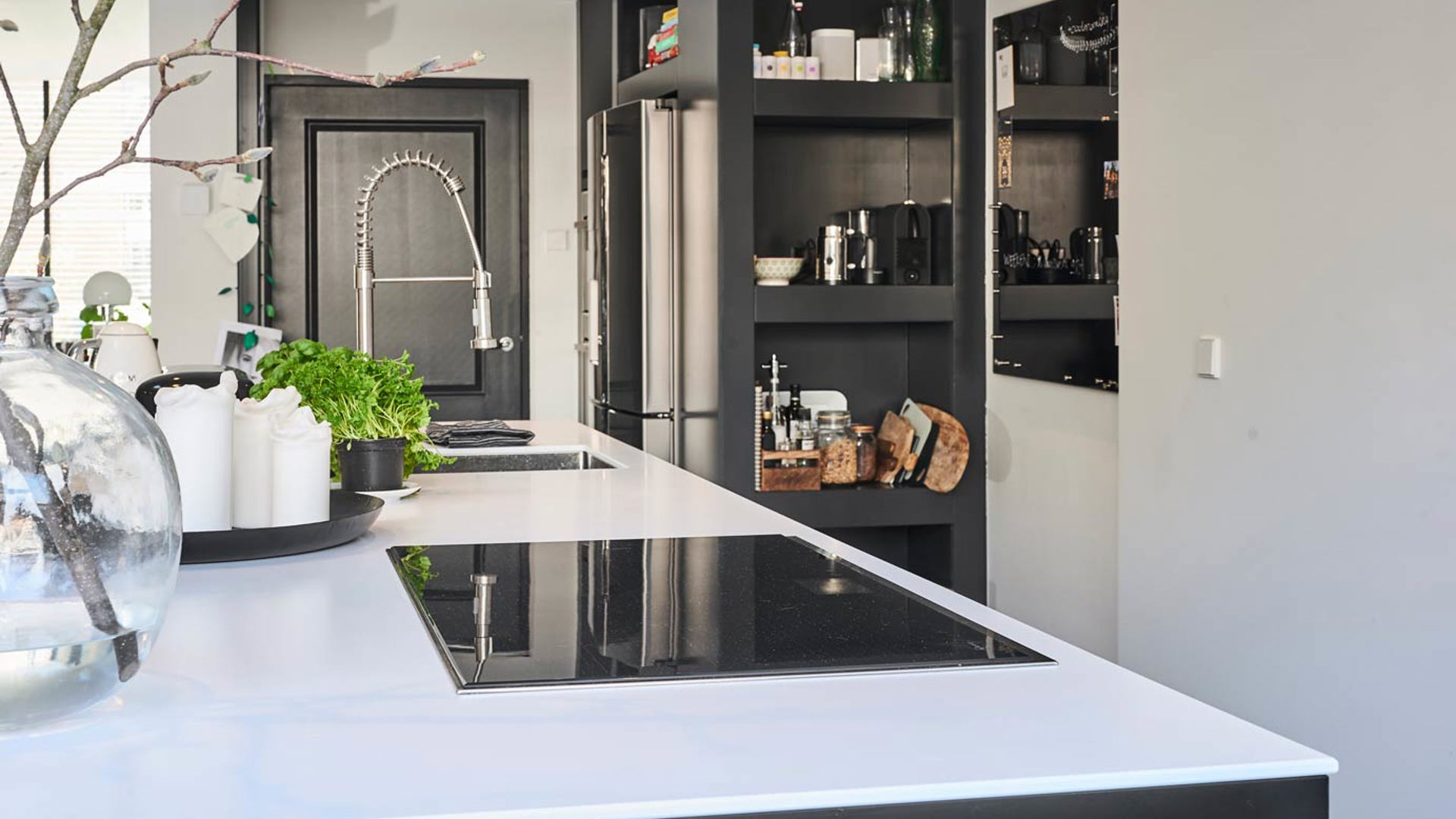 Zwarte keuken met wit aanrechtblad Amstelveen