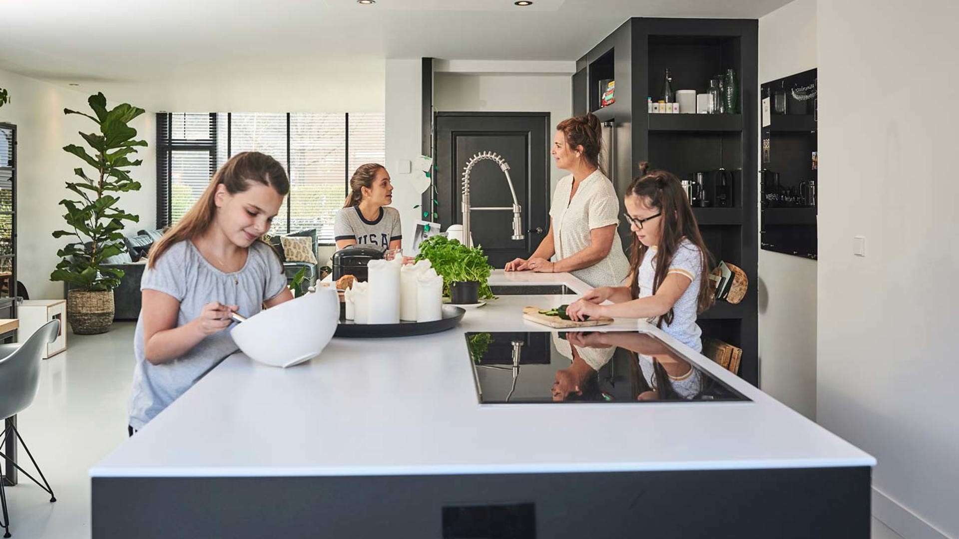 Praktisch zwarte keuken met eiland voor gezin