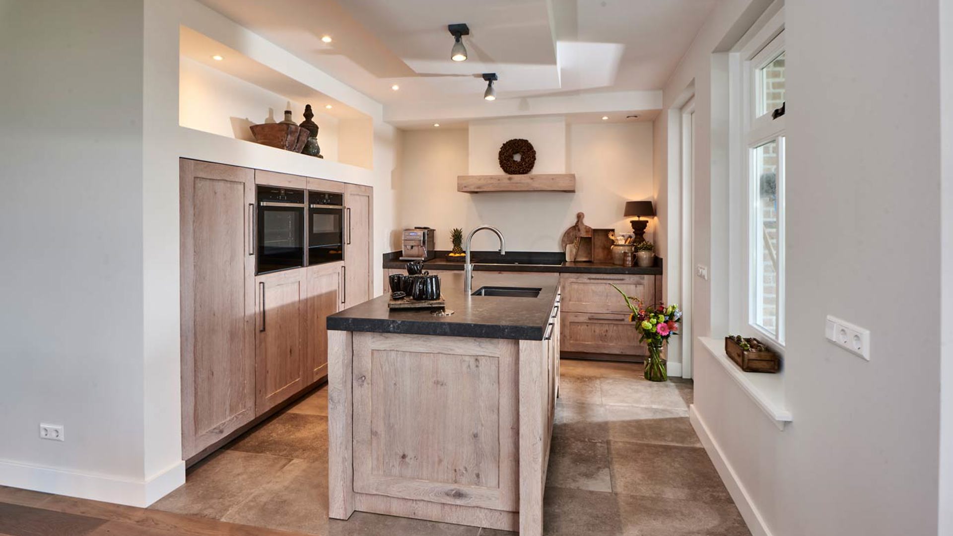 Gek passend tweede Keuken met kastenwand? Lees onze blog vol inspiratie!