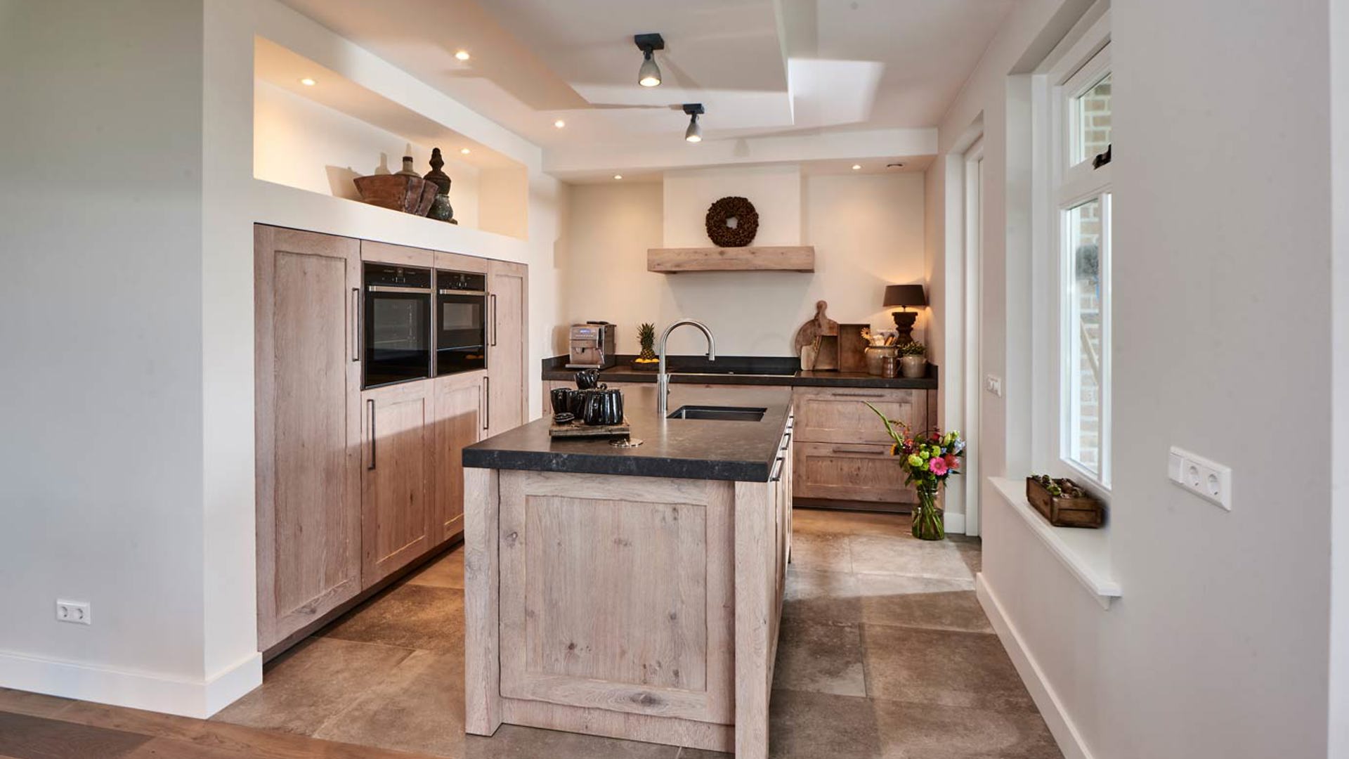Houten keuken met kastenwand en eiland