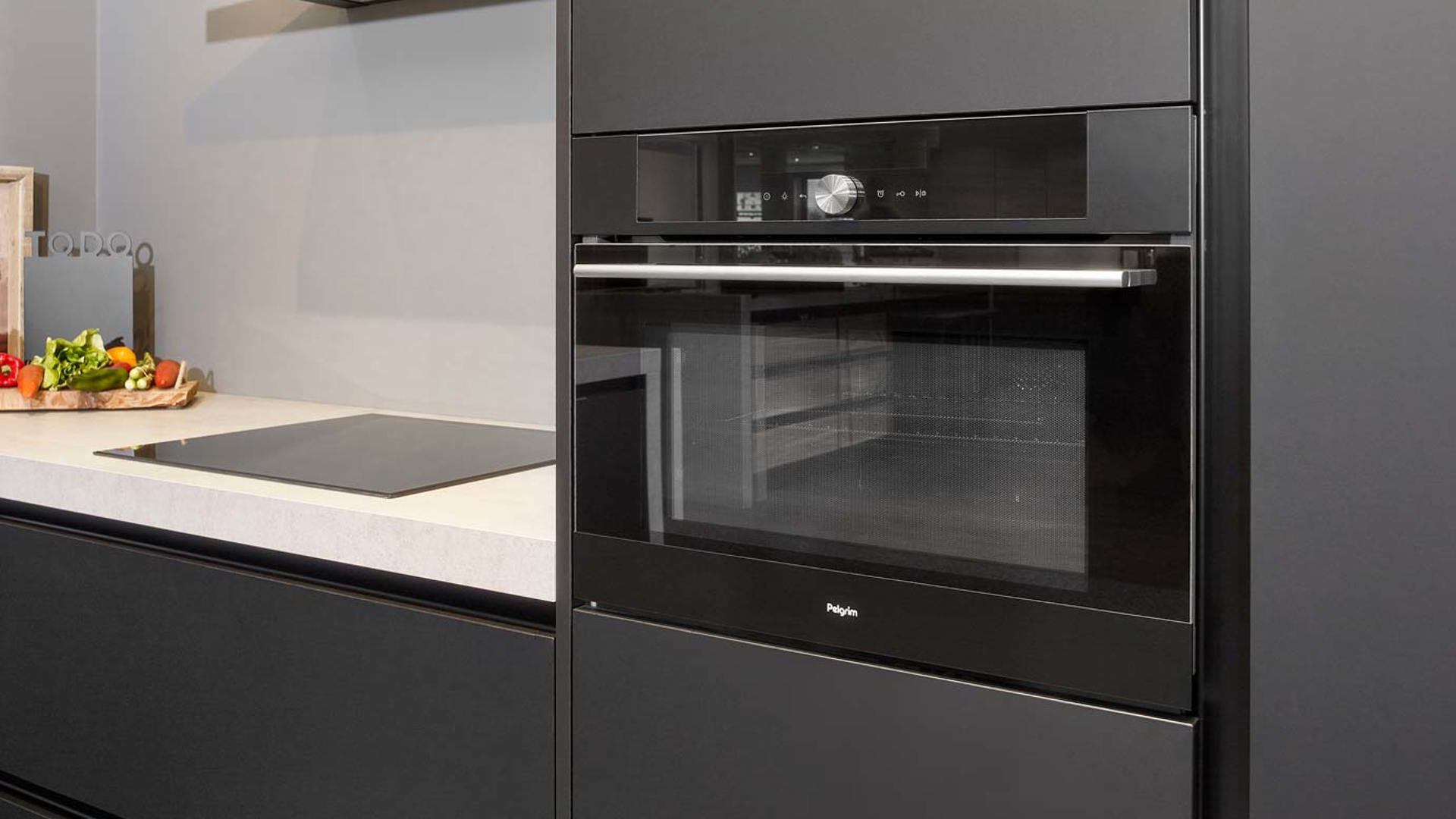 Zwarte hoekkeuken, oven met magnetron