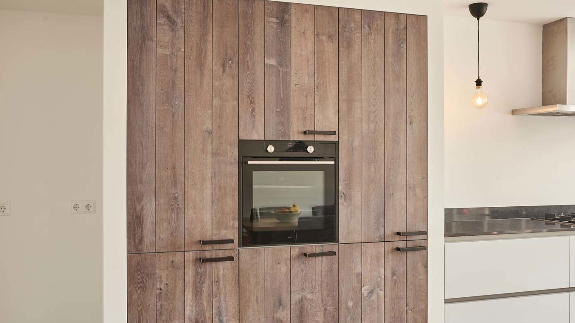 Moderne keuken met hout en kastenwand