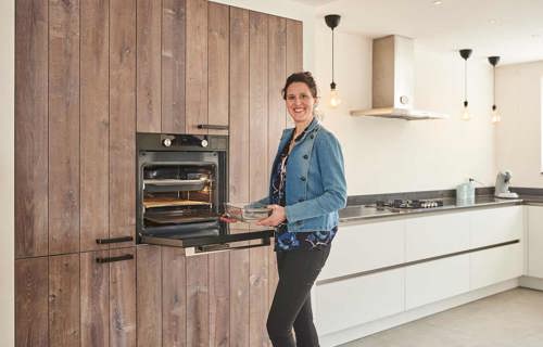 Moderne keuken met hout en oven