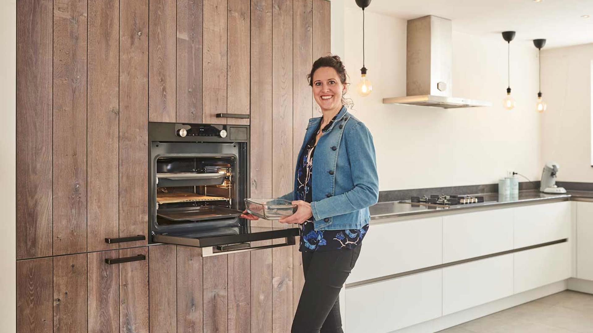 Moderne keuken met hout en oven