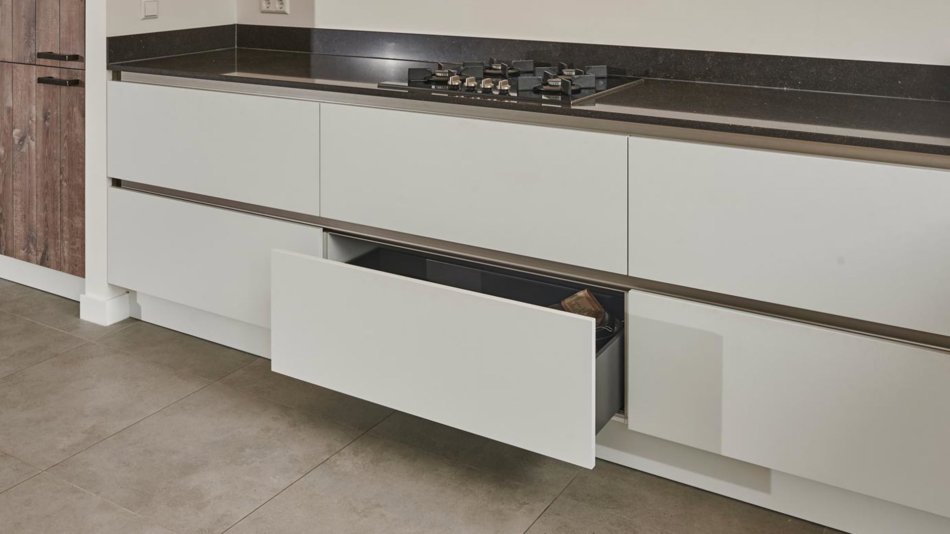 Moderne keuken met greeploze fronten in Zandvoort