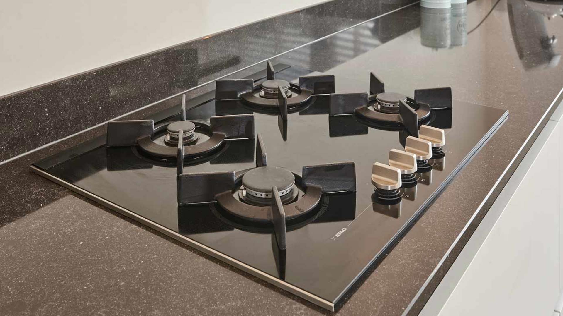 Moderne keuken met gaskookplaat