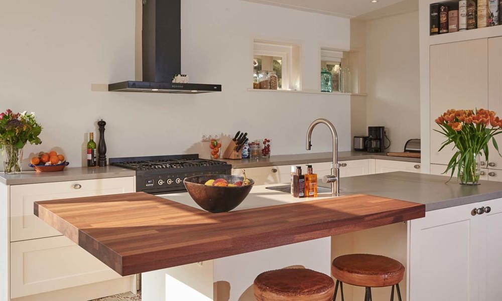Witte landelijke keuken met eetbar