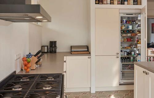 Witte landelijke keuken, grote koelkast