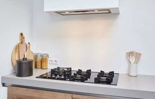 Houten hoekkeuken, gas op glas kookpplaat
