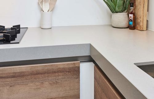 Houten hoekkeuken, dik werkblad