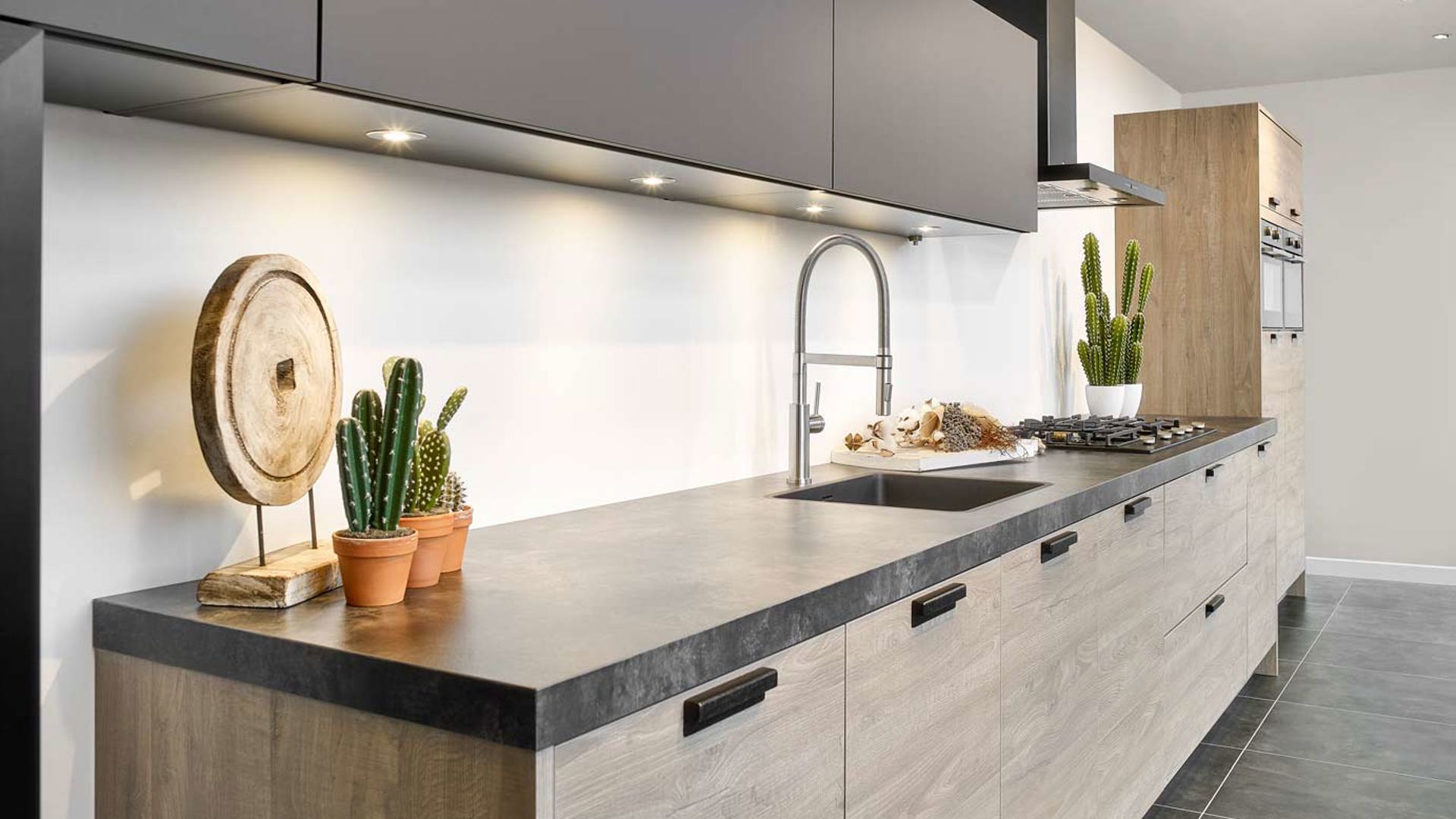 Stoere keuken met mat zwart en hout