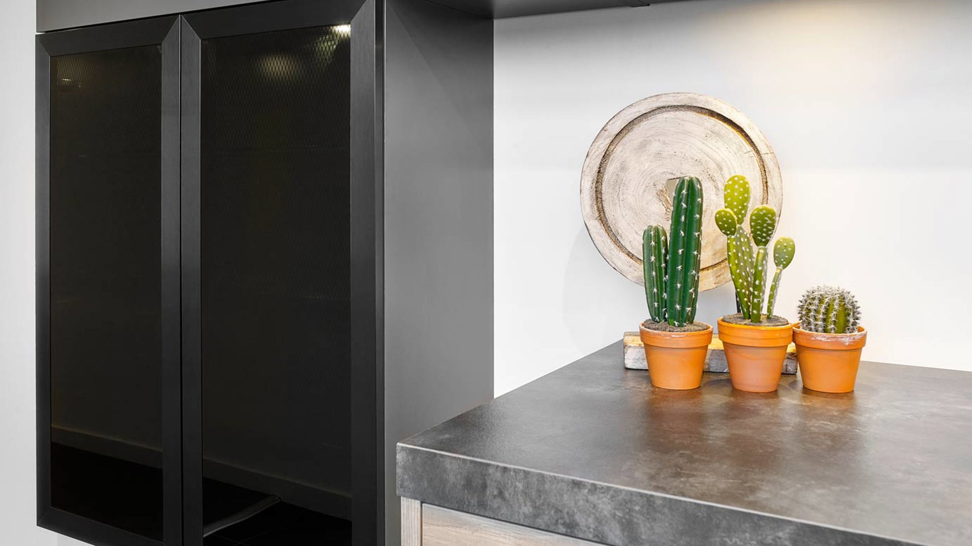 Stoere keuken met donkere brandglas kasten