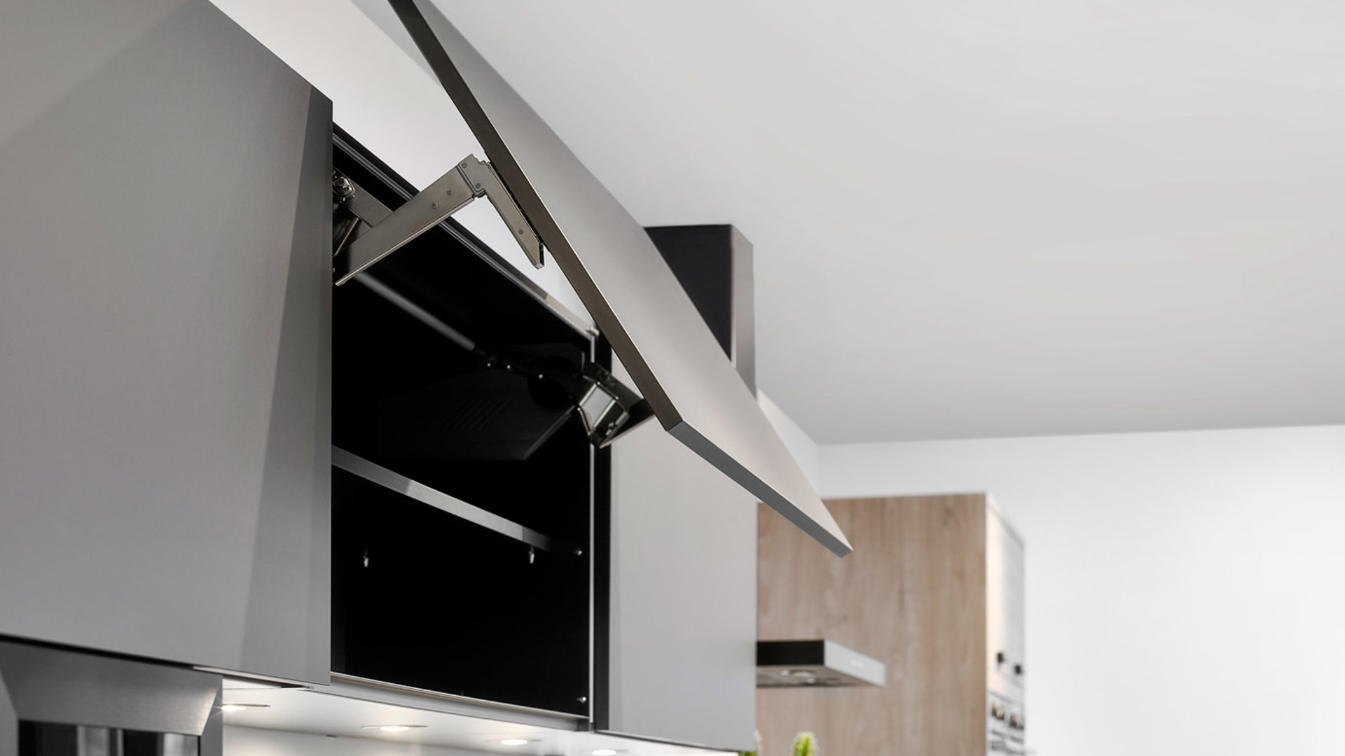 Stoere keuken met mat zwarte keukenkasten