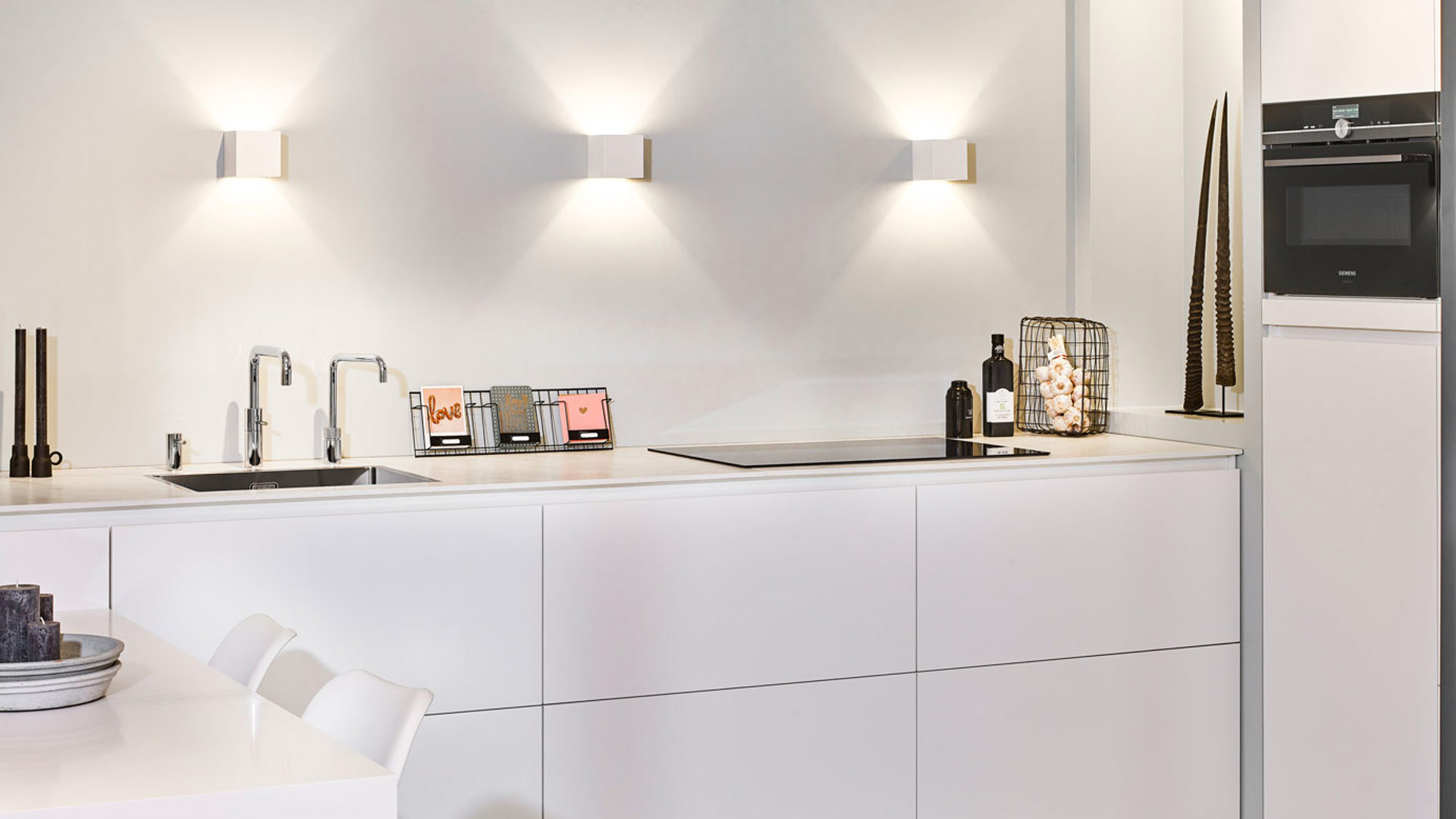 Witte keuken met marmerlook werkblad, brede lades