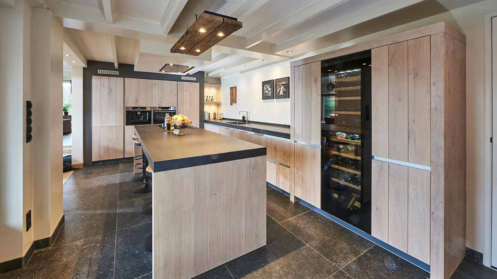 Donkere tegels in keuken met eiland