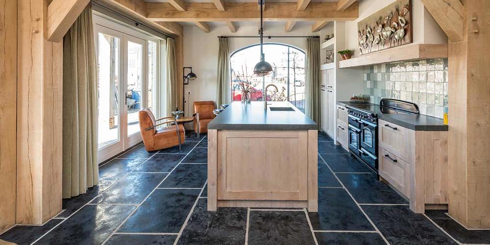 Zwarte tegel vloer in houten keuken