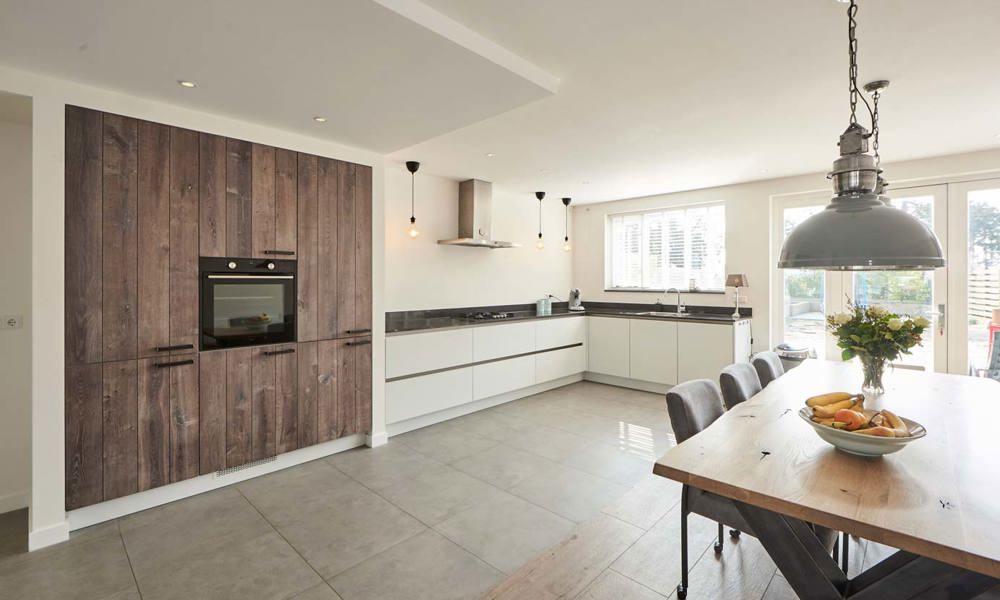 Moderne keuken met hout Zandvoort