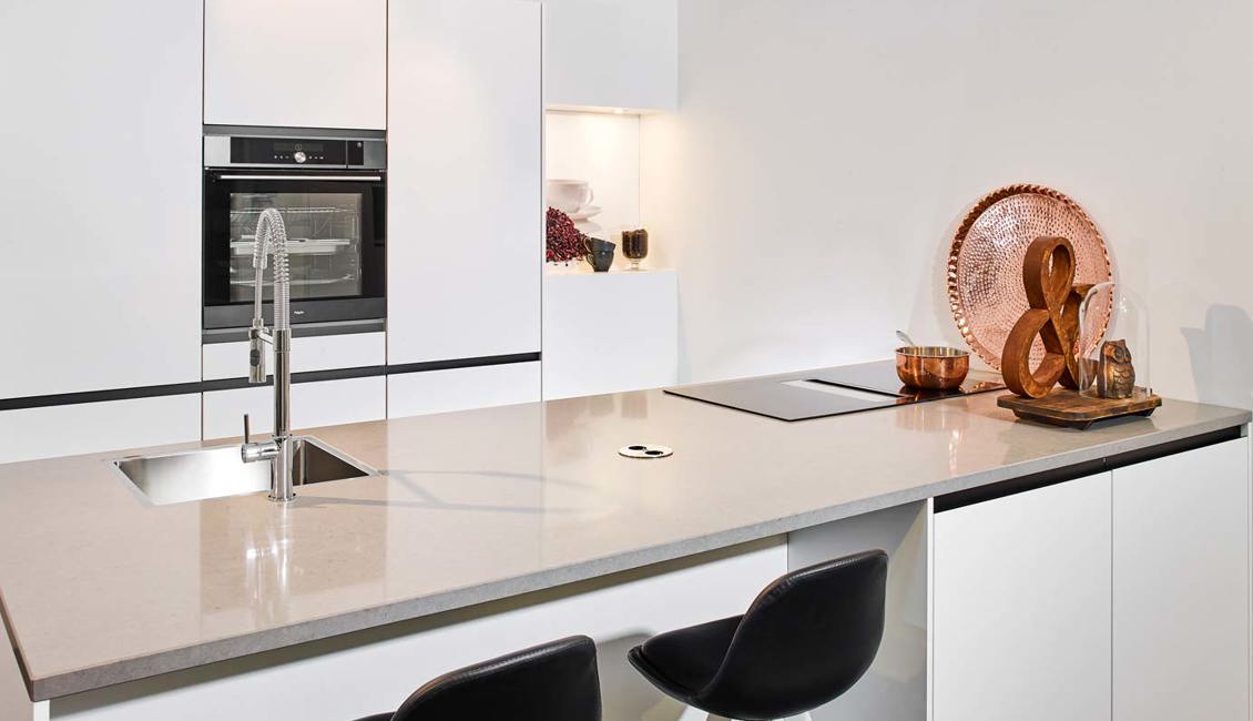 Modern greeploze keuken, spoeleiland