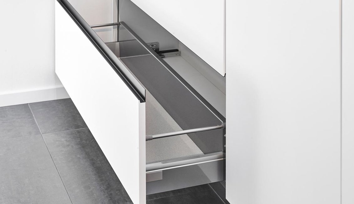 Modern greeploze keuken, brede lades