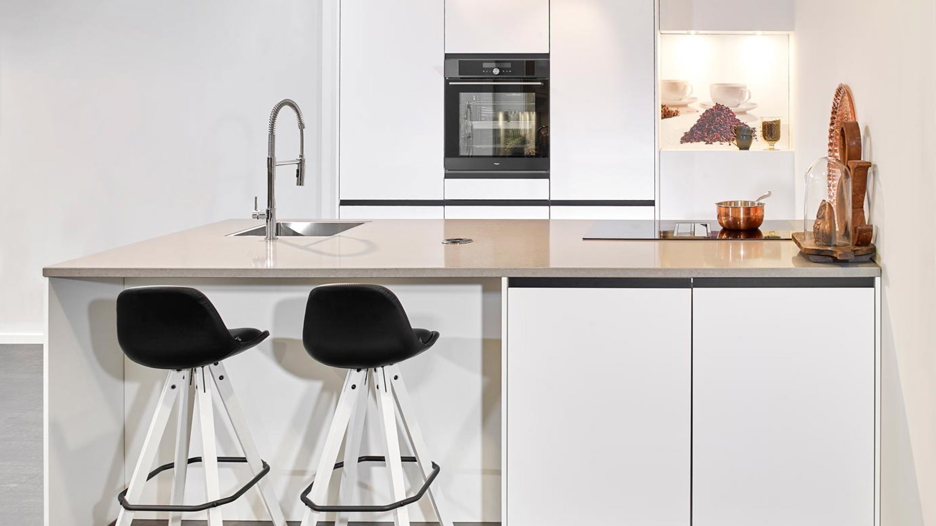 Modern greeploze keuken, eetgedeelte