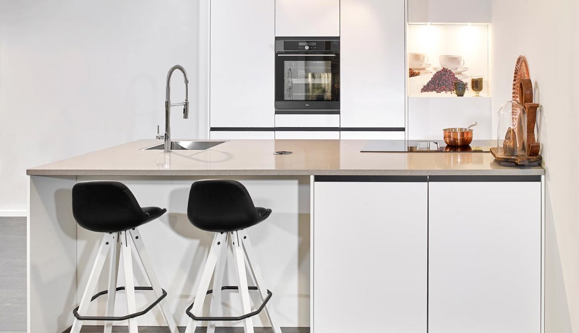 Modern greeploze keuken, eetgedeelte