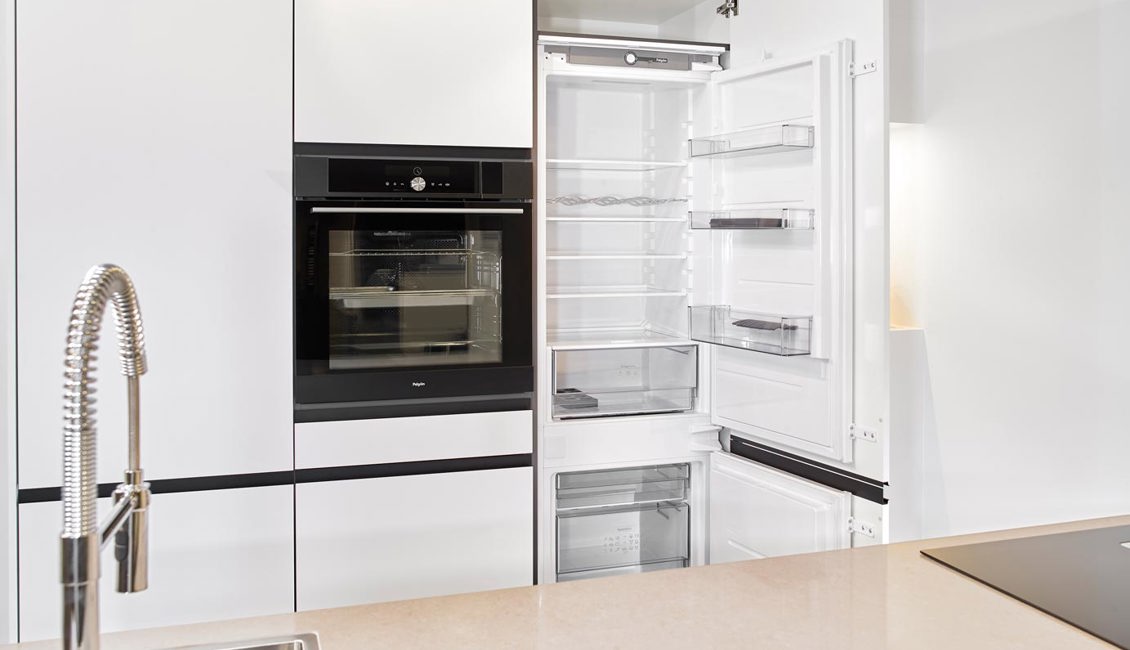 Modern greeploze keuken, apparatuur kastenwand